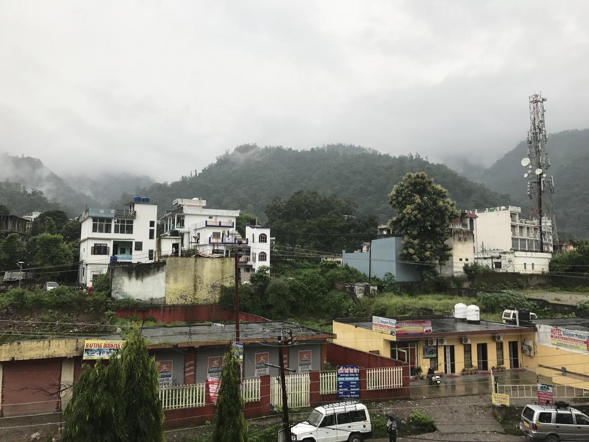 Holy River Hotel Rishikesh Bagian luar foto