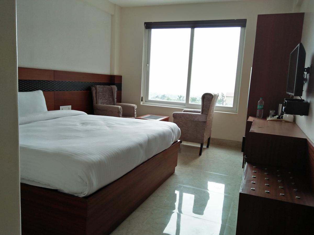 Holy River Hotel Rishikesh Bagian luar foto