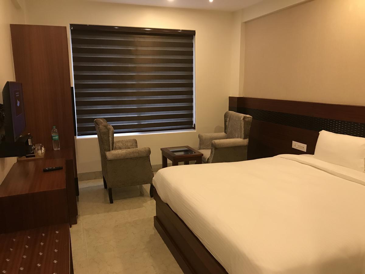 Holy River Hotel Rishikesh Bagian luar foto